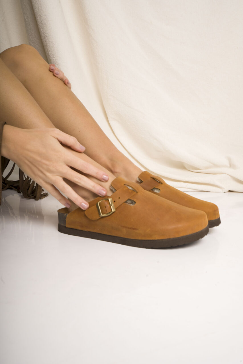 SUECOS OSLO • Color Negro Chocolate Suela Women - Zapatos para Mujer SUECOS OSLO • Color Negro Chocolate Suela - Image 3