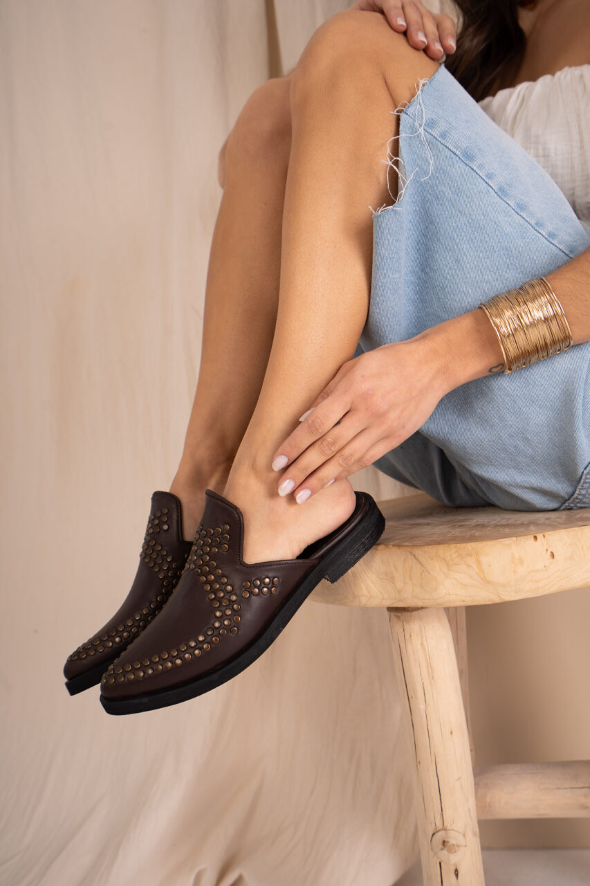 SUECOS VIVI • Color Negro y Chocolate Women - Zapatos para Mujer SUECOS VIVI • Color Negro y Chocolate - Image 2